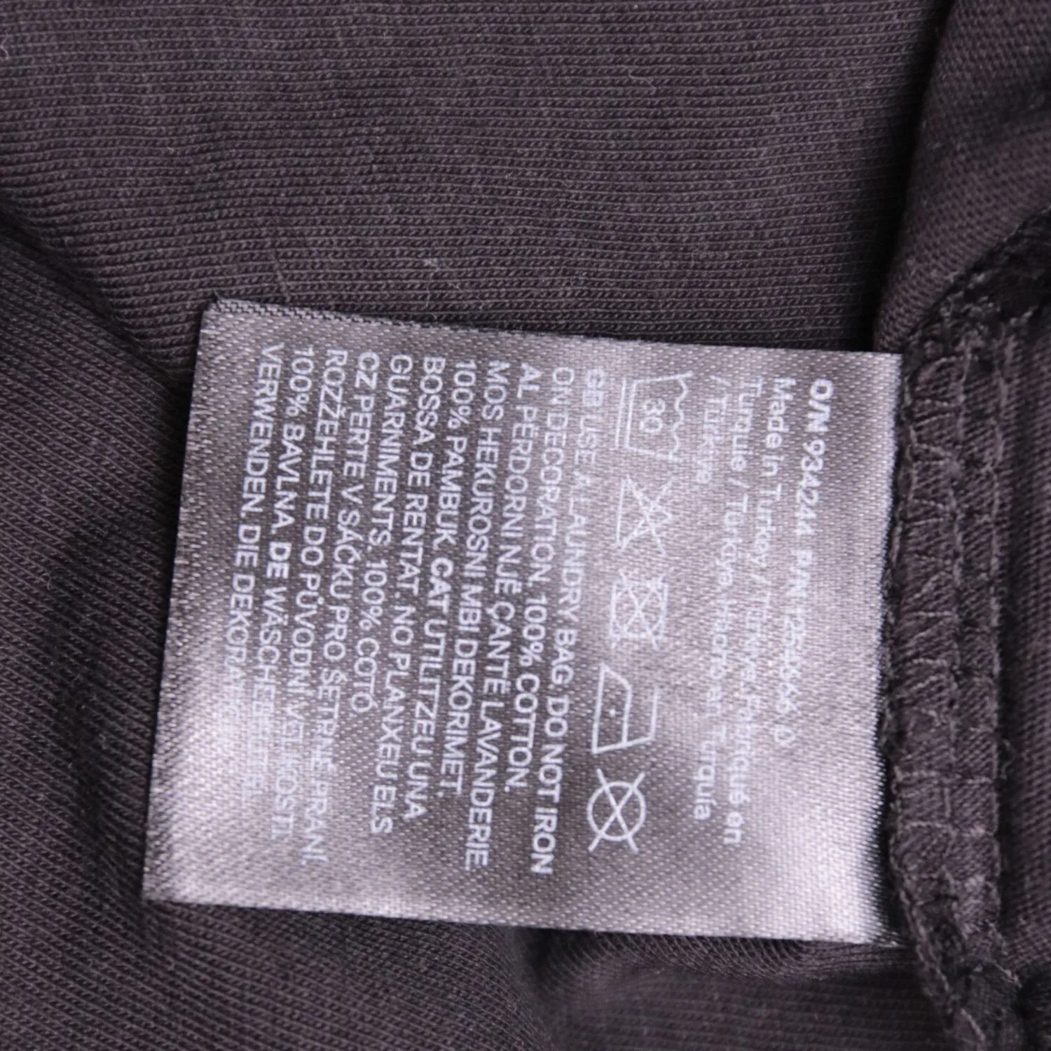 Чёрная футболка H&M с жемчужным декором, размер 46 (M)