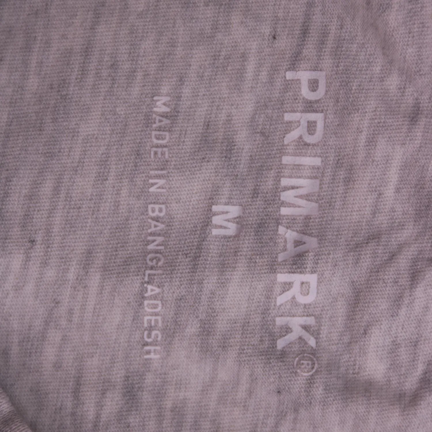 Серый лонгслив Primark с надписью, размер 46 (M)